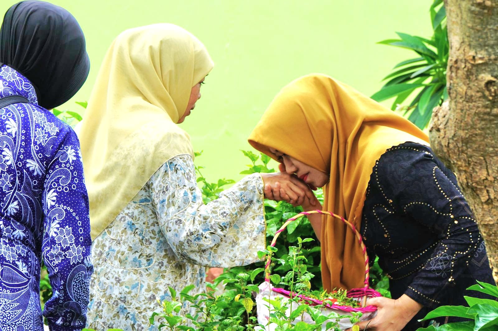 Gubernur Jawa Timur Khofifah saat disalami Ning Lia Istifhama sebelum ziarah makam