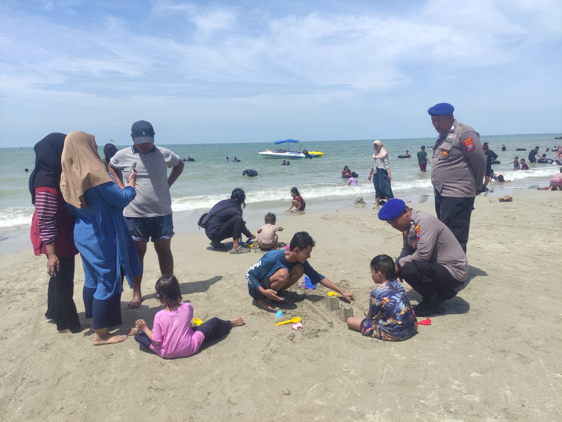 PATROLI PENGAMANAN PANTAI : Anggota Satpolairud Polres Gresik saat patroli pengamanan di kawasan Pantai Dalegan, Kecamatan Panceng, Gresik selama liburan panjang.