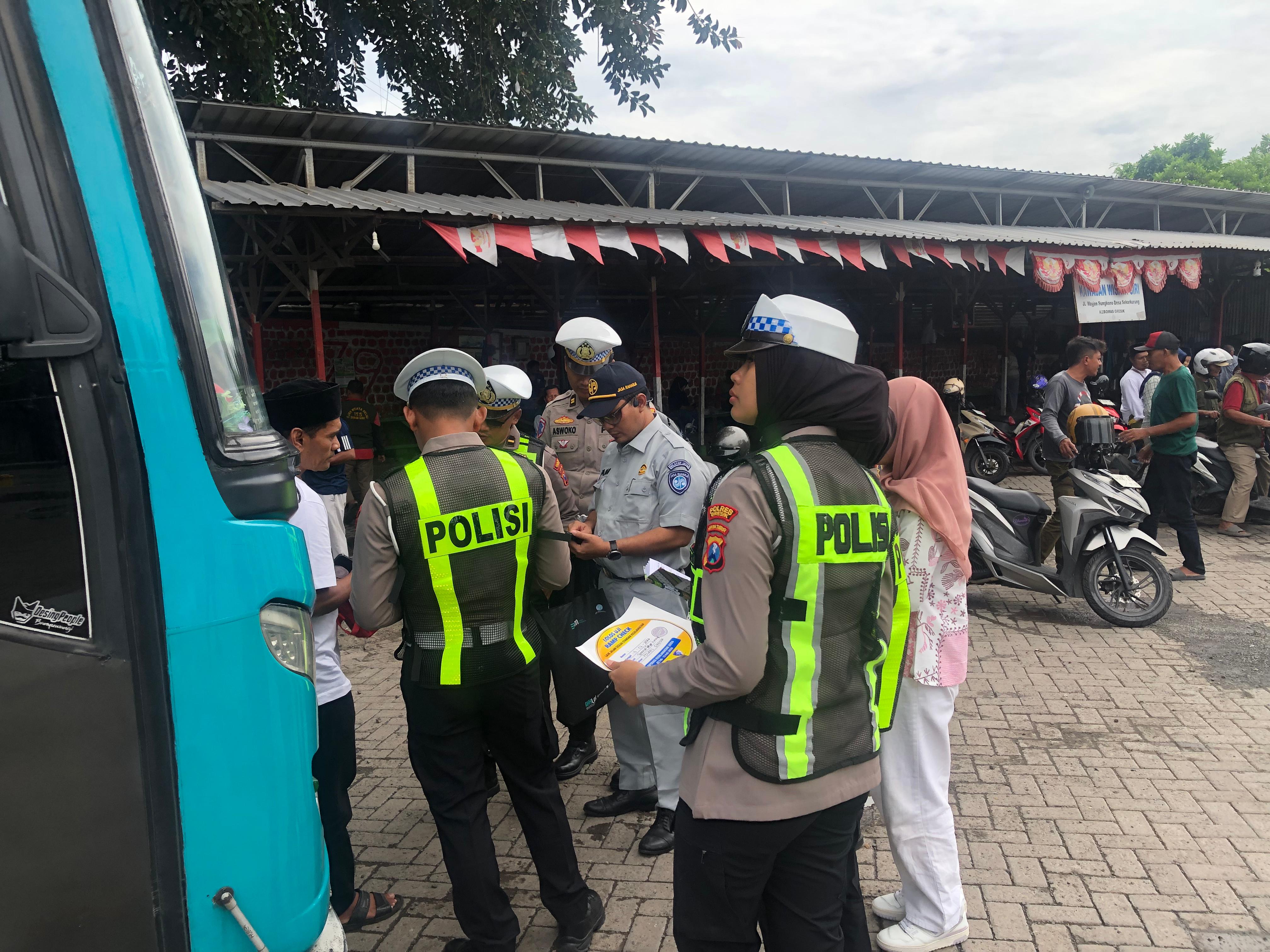 PENGECEKAN BUS : Anggota Satlantas dan petugas dari jasa raharja cabang Gresik saat melakukan Ramp Check bus Pariwisata di Kawasan terminal Sunan Giri untuk keselamatan dalam berkendara.