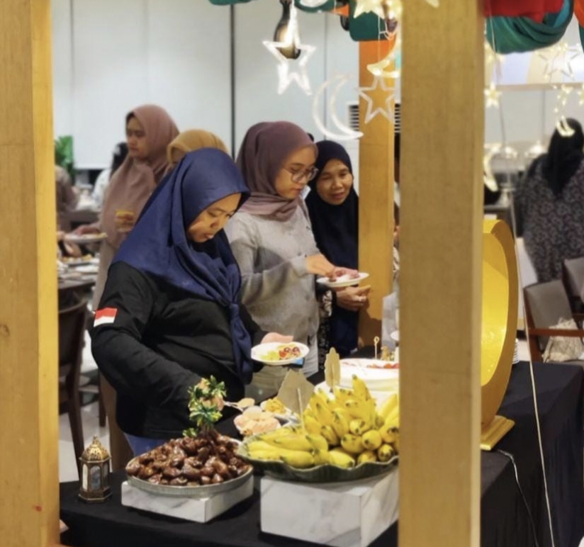 MENU: Tim kuliner Hotel Santika Gresik saat memamerkan sebagian dari 100 menu andalan khas Nusantara dan Timur Tengah yang akan disajikan selama program "A Thousand Tastes of Ramadan" 2026.