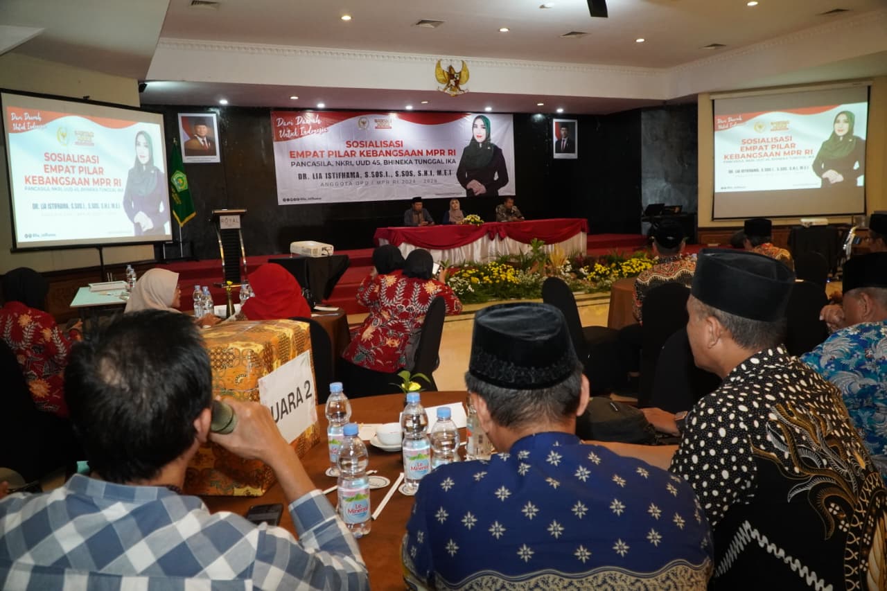 DENGARKAN ASPIRASI: Guru dan jajaran Kemenag Gresik saat giat sosialisasi empat pilar kebangsaan bersama DPD RI Lia Istifhama.