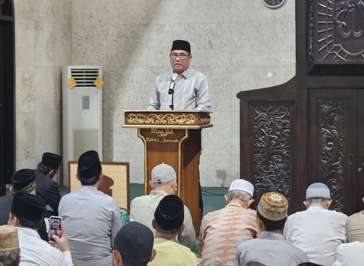 Direktur Utama PT Petrokimia Gresik, Daconi Khotob memberikan sambutan dalam kegiatan tarawih perdana di masjid Nurul Jannah Petrokimia Gresik.