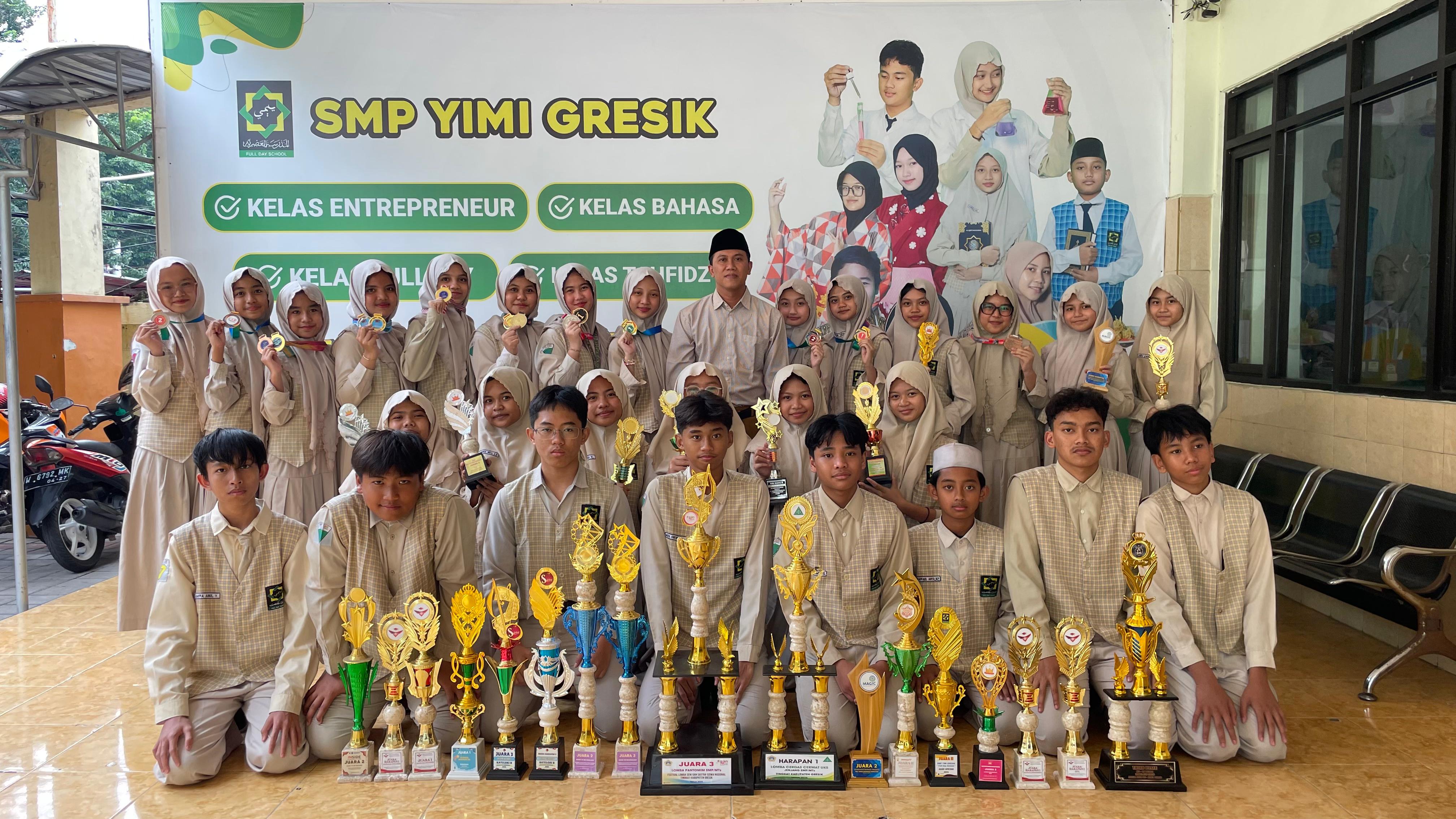 Awal Semester Bertabur Prestasi, Siswa SMP YIMI Gresik Borong Juara di Berbagai Tingkat Provinsi.