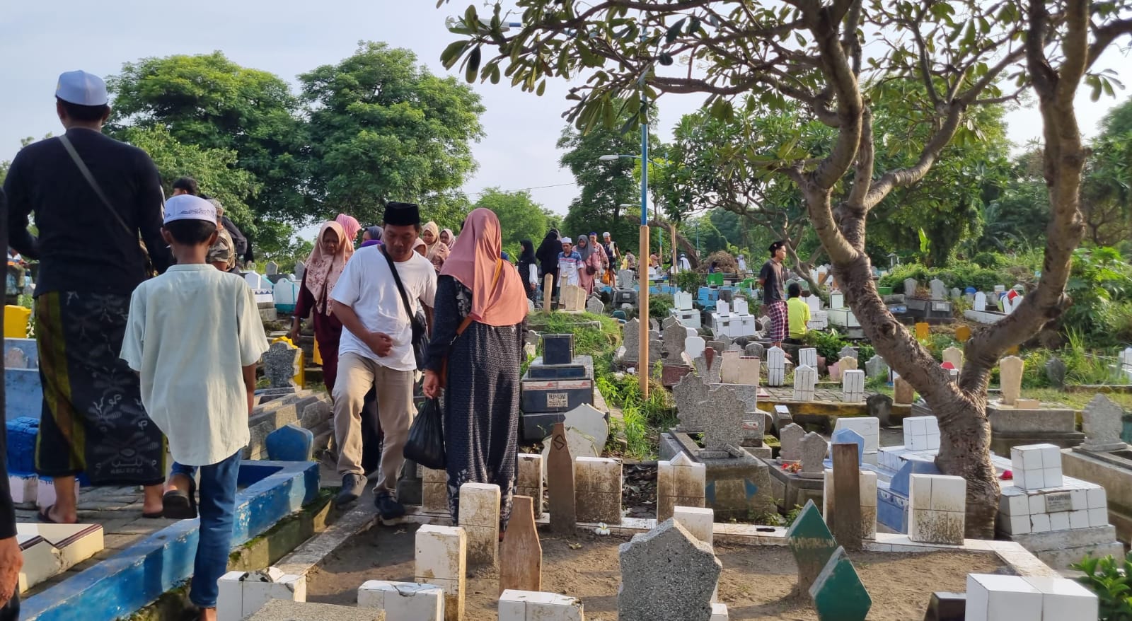 TRADISI: Suasana khidmat para peziarah saat membacakan doa di pemakaman Tlogopojok, Gresik.
