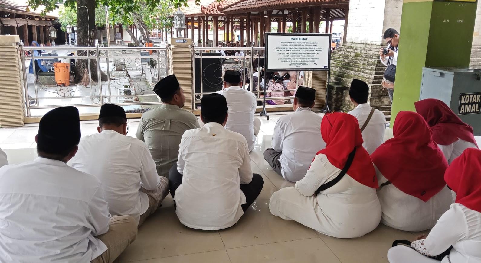 KHUSUK : Para rombongan pengurus DPC PDI Perjuangan Gresik khusuk dalam saat berdoa.