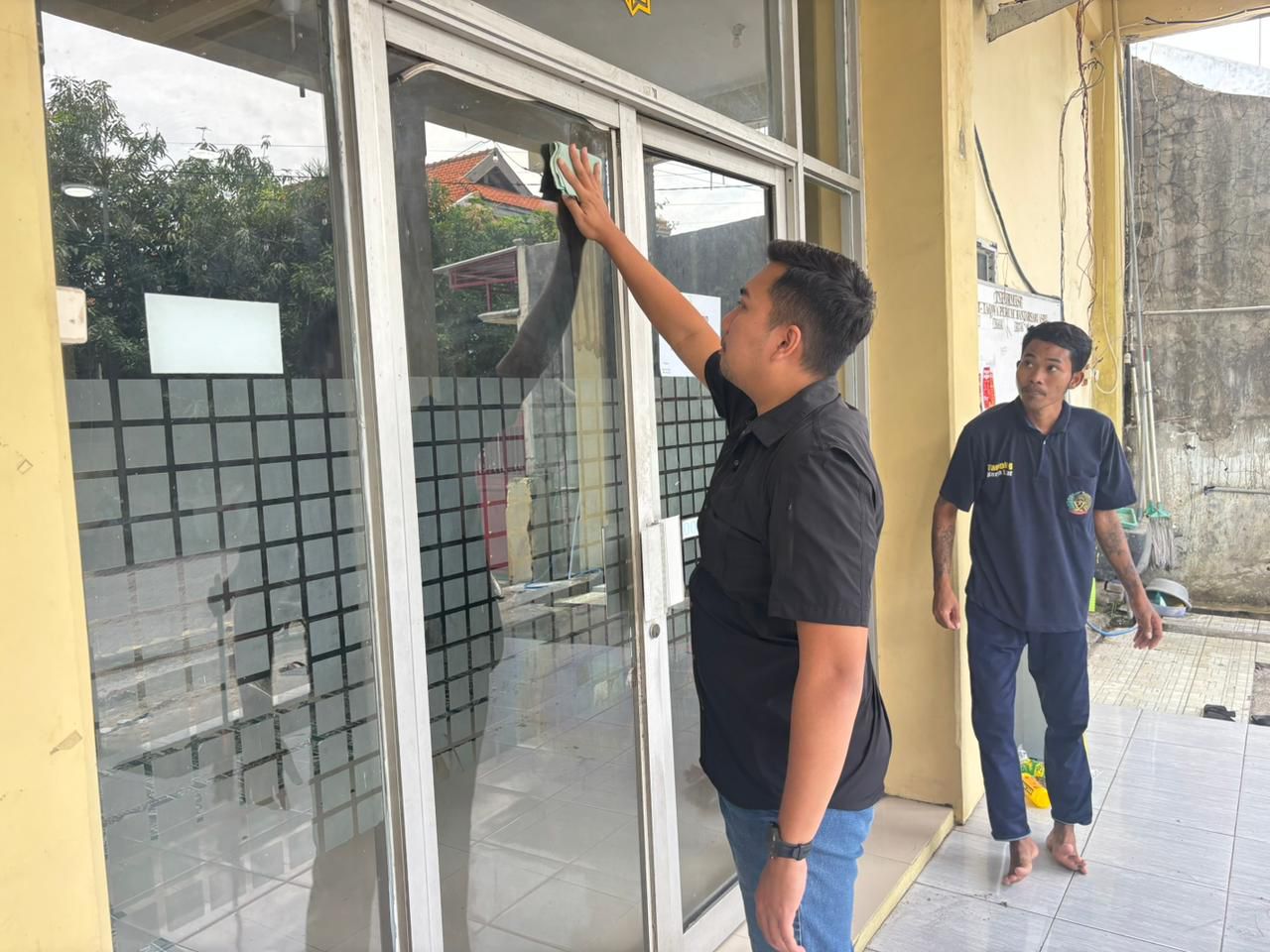 GOTONG ROYONG: Petugas Rutan Kelas IIB Gresik bersama warga binaan saat bahu-membahu membersihkan lingkungan sekitar dan masjid pemukiman dalam rangka menyambut Bulan Suci Ramadan.