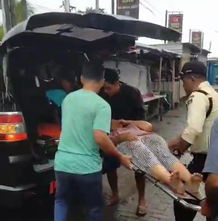 CEPAT : Proses evakuasi korban kecelakaan di Jalan Raya Krikilan, tepatnya di depan PT Beton Jaya Manunggal, Desa Krikilan, Kecamatan Driyorejo, Gresik.