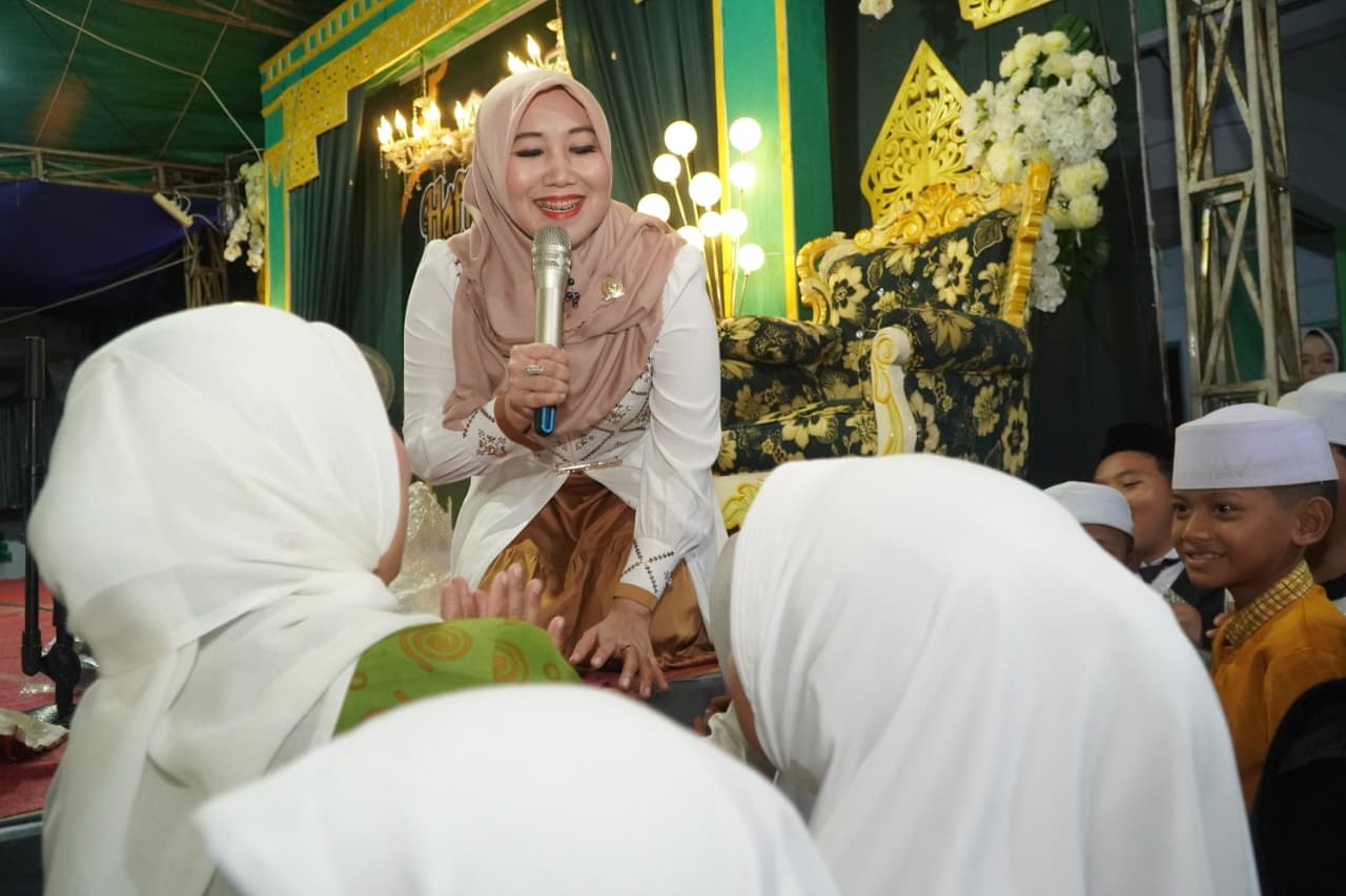 Aksi humble senator ning lia istifhama ajak santri roudlotul ulum pasuruan berbalas pantun.