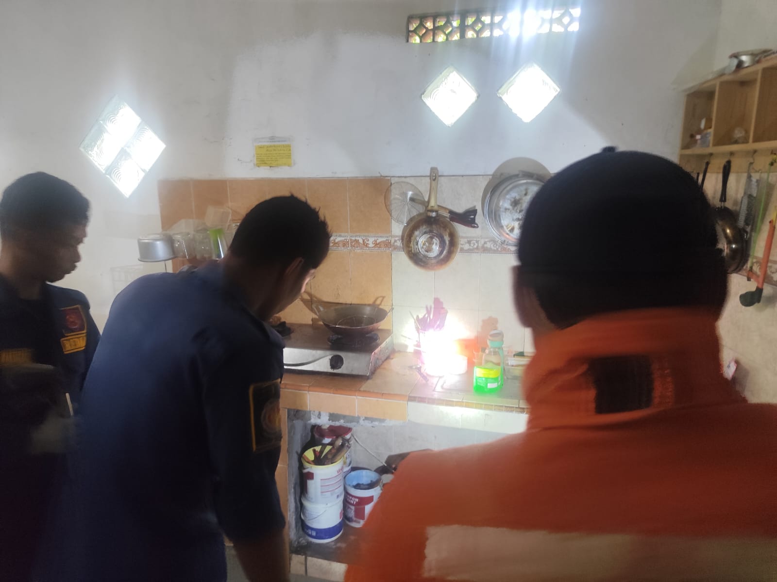 DIEVAKUASI : Petugas Damkarla Gresik saat melakukan evakuasi ular piton di Perumahan Alam Bukit Raya.