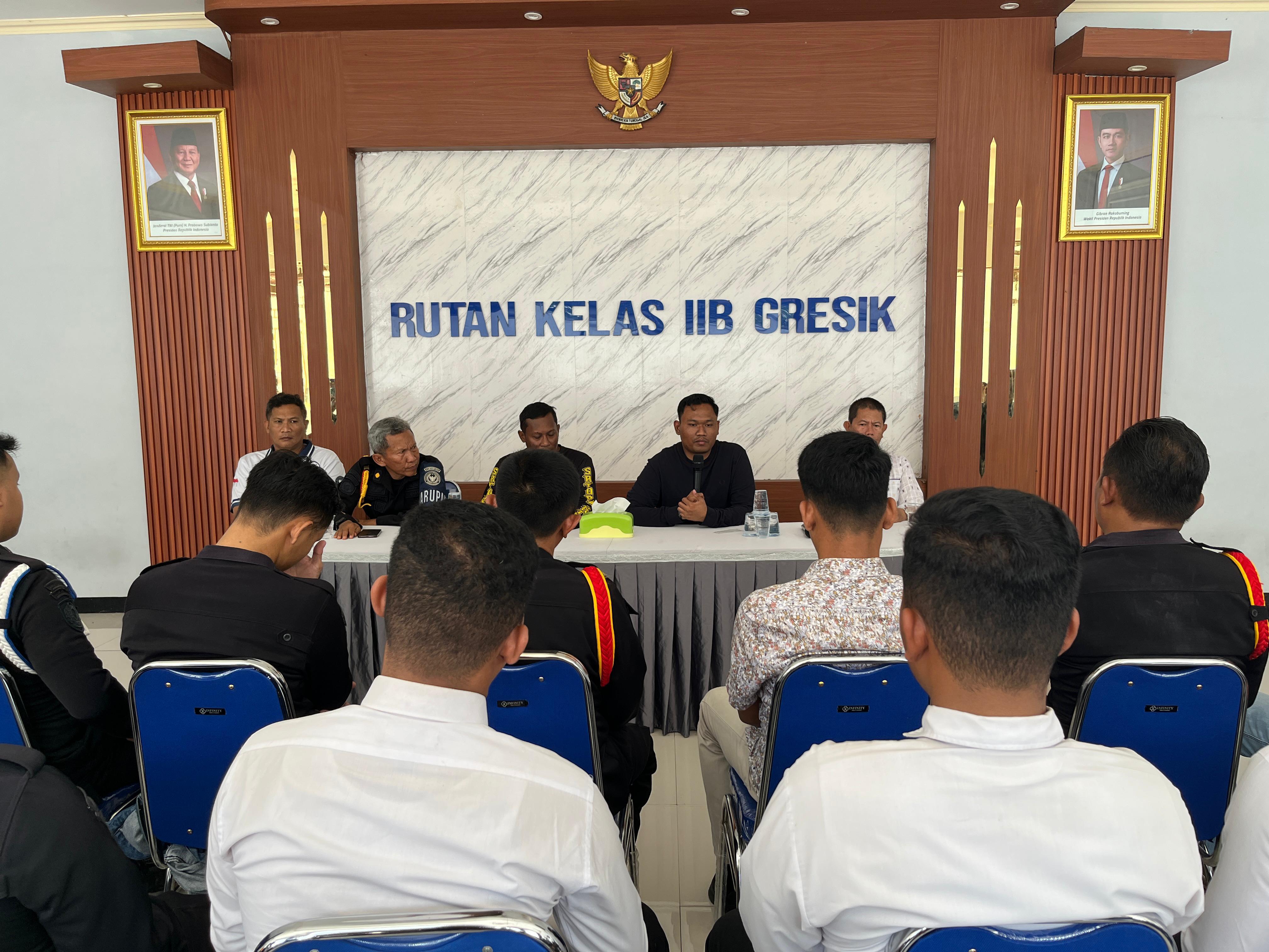 PERKUAT PENGAMANAN : Petugas Rutan Gresik dipimpin kepala KPR Vendra Hermawan saat melakukan rapat kordinasi untuk pengaman rutan semalam buka Ramadan 2026 untk perkuat pengamanan dan pelayanan.