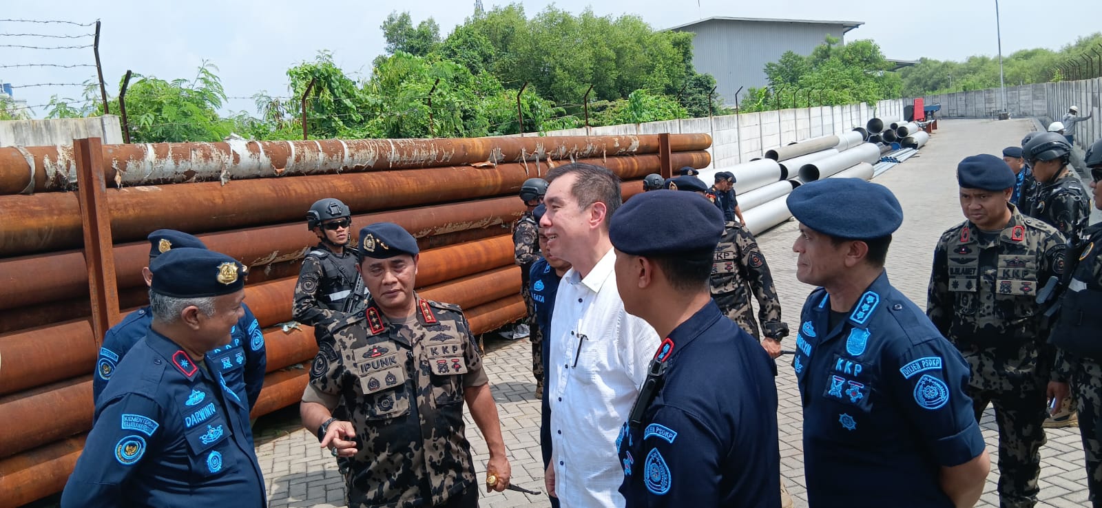 Perwakilan manajemen PT SSM, Wibisono (baju putih) berdialog dengan Dirjen PSDKP yang mendatangi perusahannya.