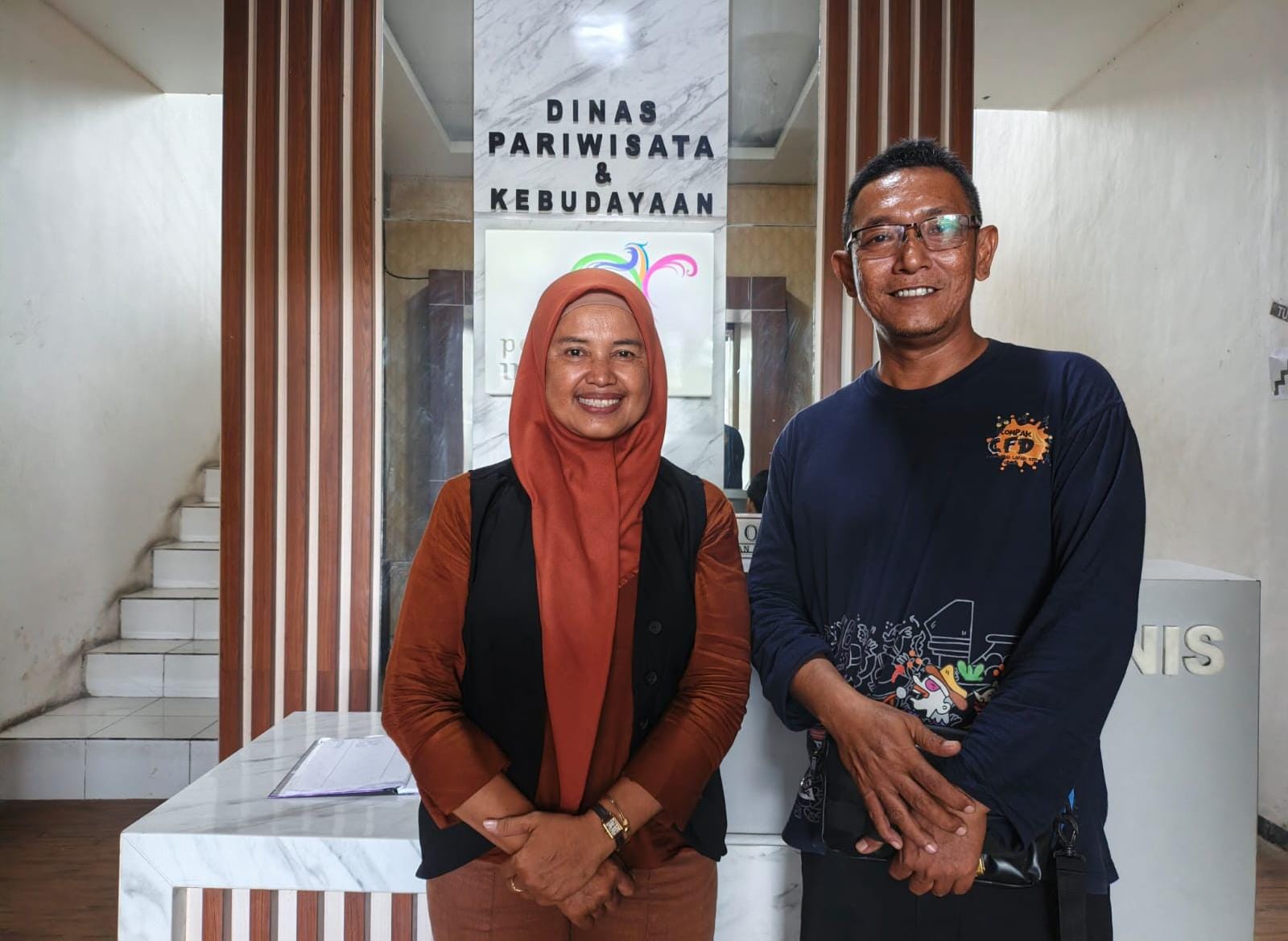 PENGURUS : PLH CFD Gresik Suhartini didampingi Ketua Kompak CFD Gresik Hendra Purnomo menggelar pertemuan pengurus CFD di kantor Disparekrafbudpora Gresik.