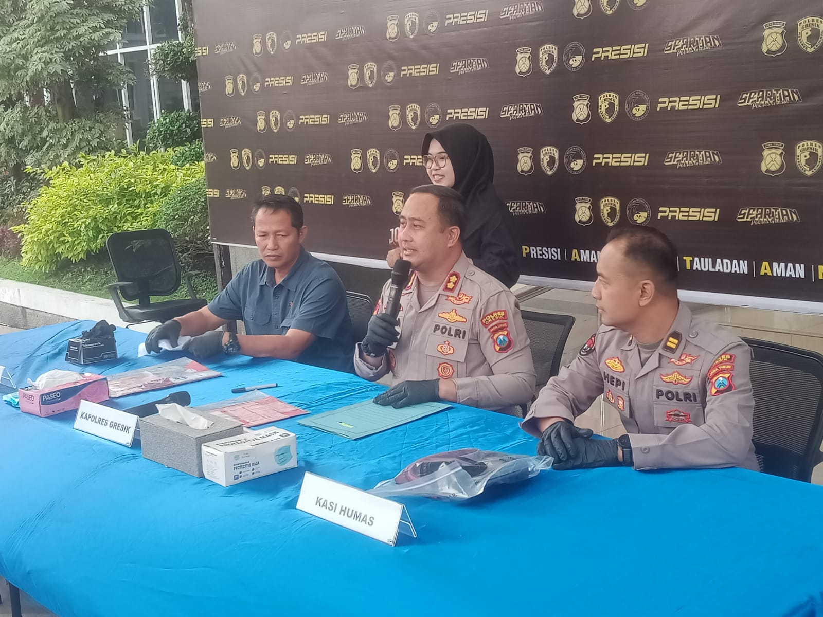 BARANG BUKTI: Kapolres Gresik AKBP Ramdhan Nasution, Kasatnarkoba AKP Ahmad Yani, dan Kasihumas Iptu Hepi saat menunjukkan barang bukti sabu seberat 51,11 gram dan barang bukti lainnya dari tersangka