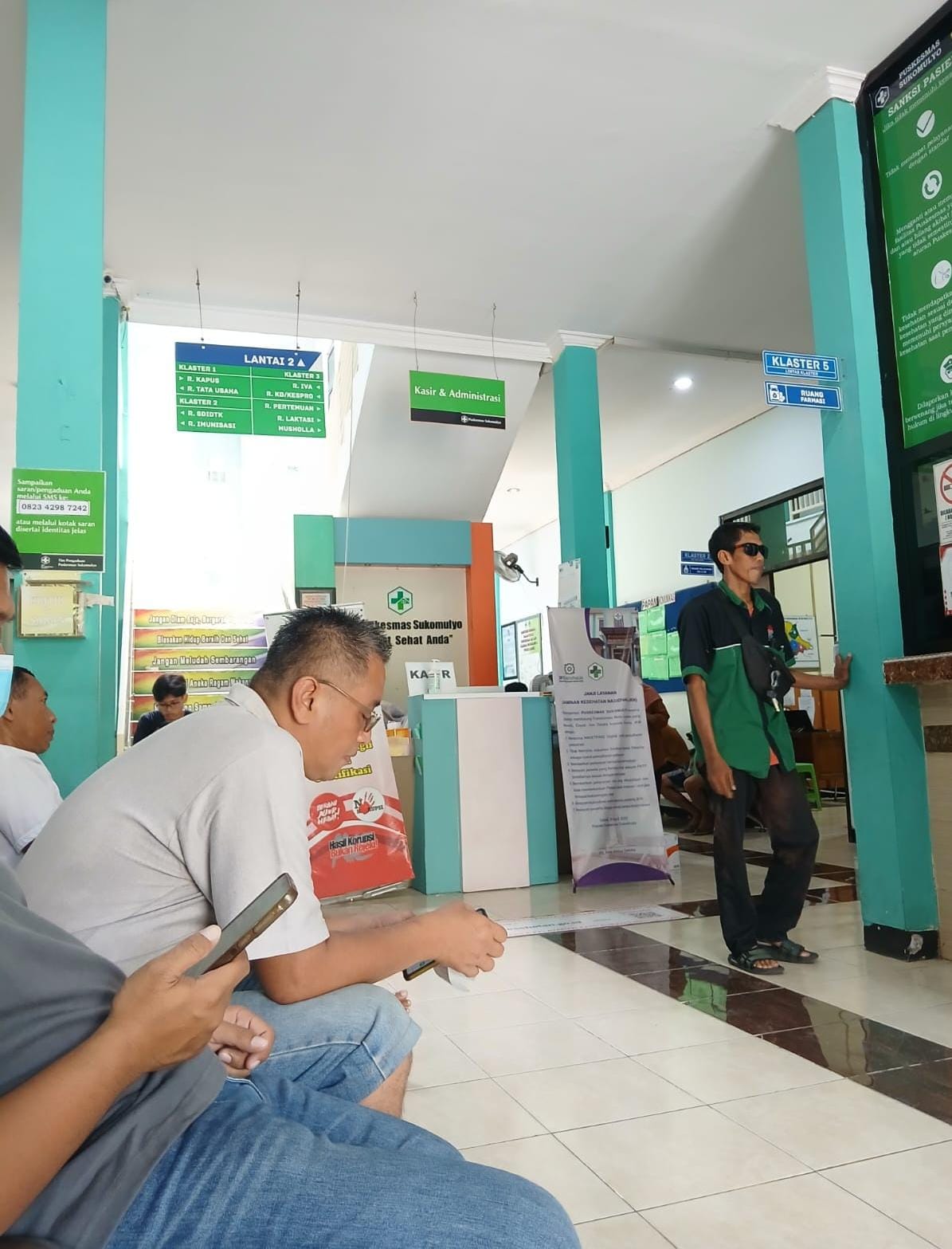 KUNJUNGAN: Warga saat mengantre untuk mendapatkan layanan kesehatan di salah satu puskesmas di Kabupaten Gresik pasca libur panjang.