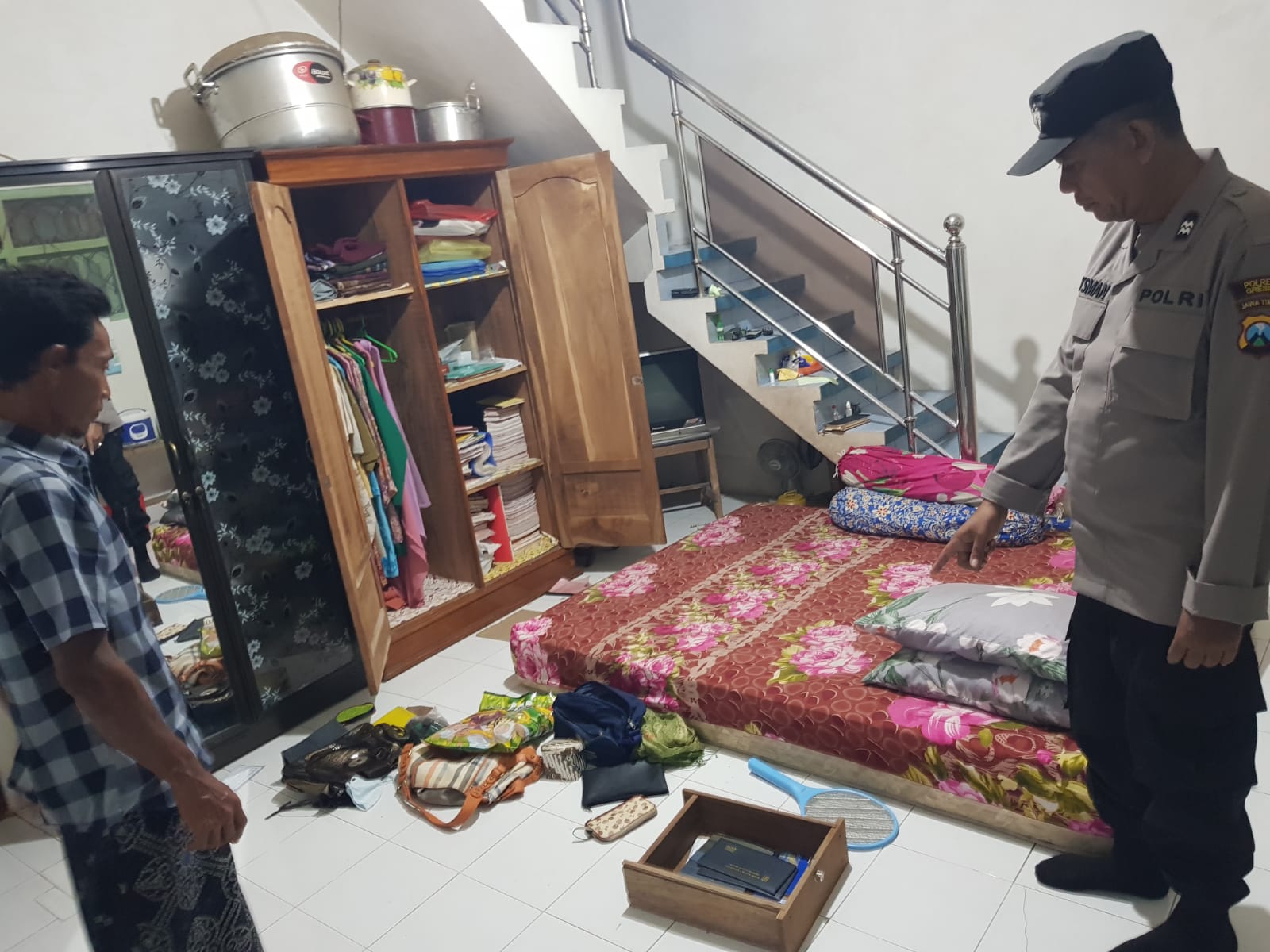 OLAH TKP : Anggota Polsek Bungah saat melakukan olah TKP di rumah korban yang dibobol maling di Jalan KH Wahab Hasbullah, Desa Kemangi, Kecamatan Bungah, Gresik.