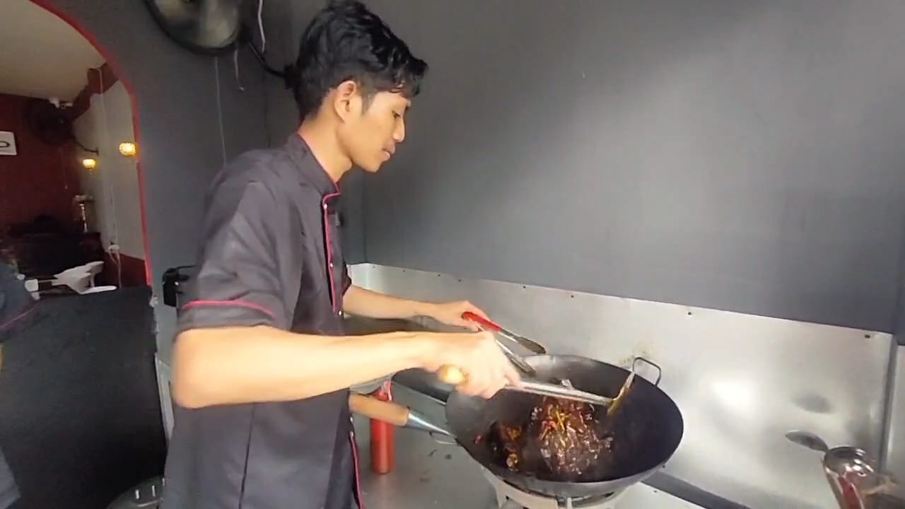 KULINER: Kepala dan kaki kambing menjadi favorit kuliner warga Gresik menjelang bulan Ramadhan di Rumah Makan FAI Food, Cerme.