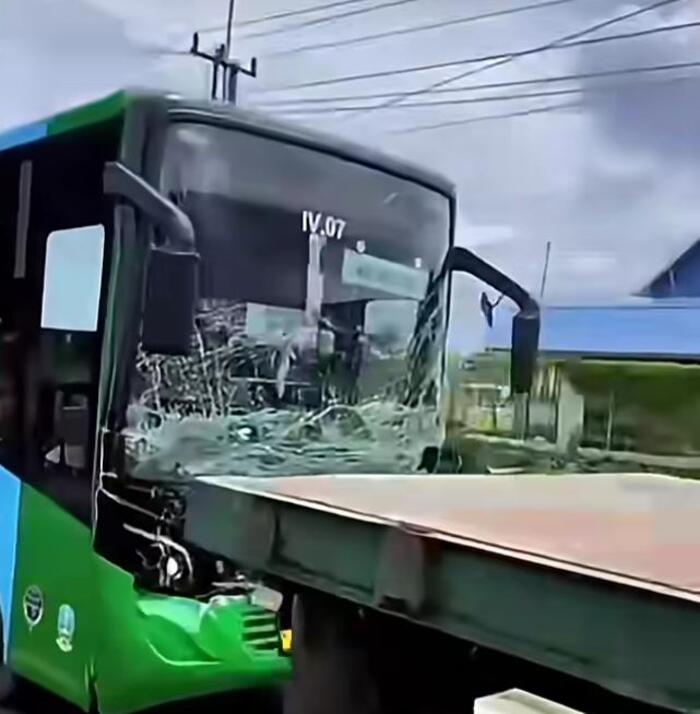 RINGSEK : Bus Trans Jatim terlihat ringsek pada bagian depannya usai terlibat kecelakaan beruntun di Jalan Raya Purwodadi,
