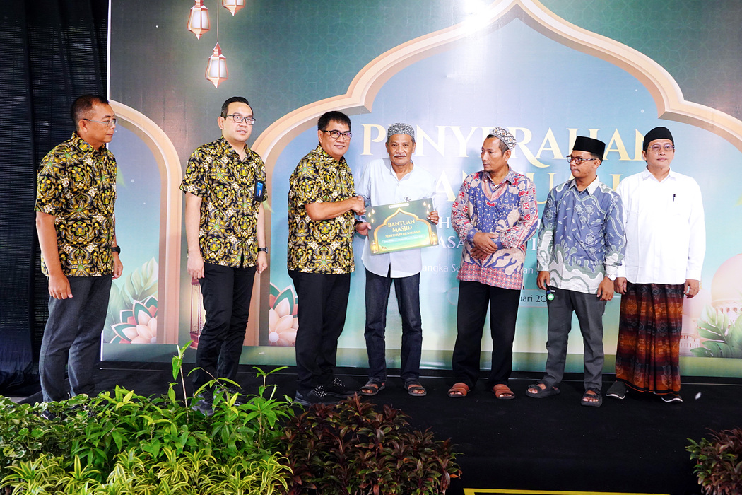 Direktur Utama Petrokimia Gresik, Daconi Khotob (3 dari kiri) menyerahkan bantuan secara simbolis kepada perwakilan tempat ibadah di Gresik.