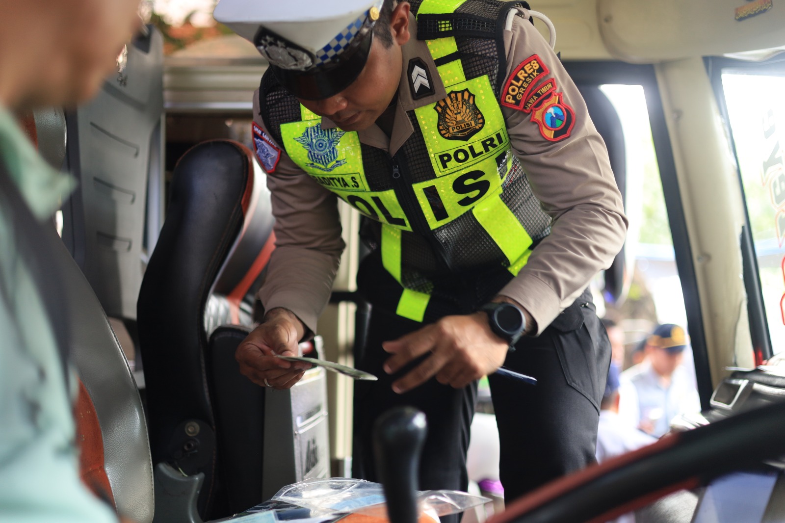 CEK KENDARAAN : Anggota Satlantas Polres Gresik saat melakukan pengecekkan kendaraan bus di terminal bunder saat Operasi Keselamatan Semeru 2026.