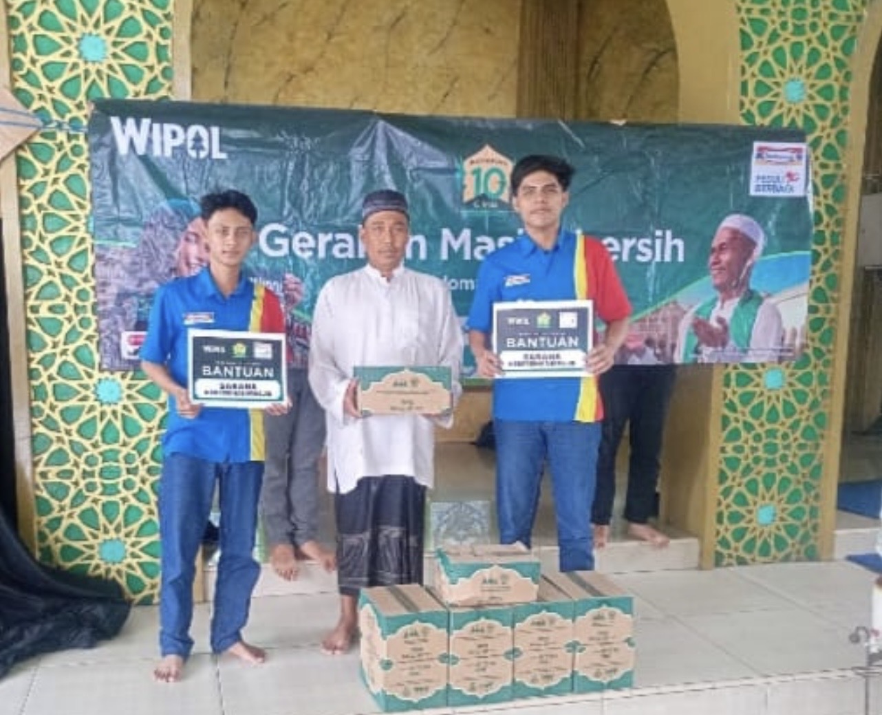 BERSATU DALAM KEBAIKAN : Penyerahan bantuan alat kebersihan dan perlengkapan ibadah ini diharapkan mampu menambah kekhusyukan jamaah dalam beribadah di bulan Ramadan 1447 H.