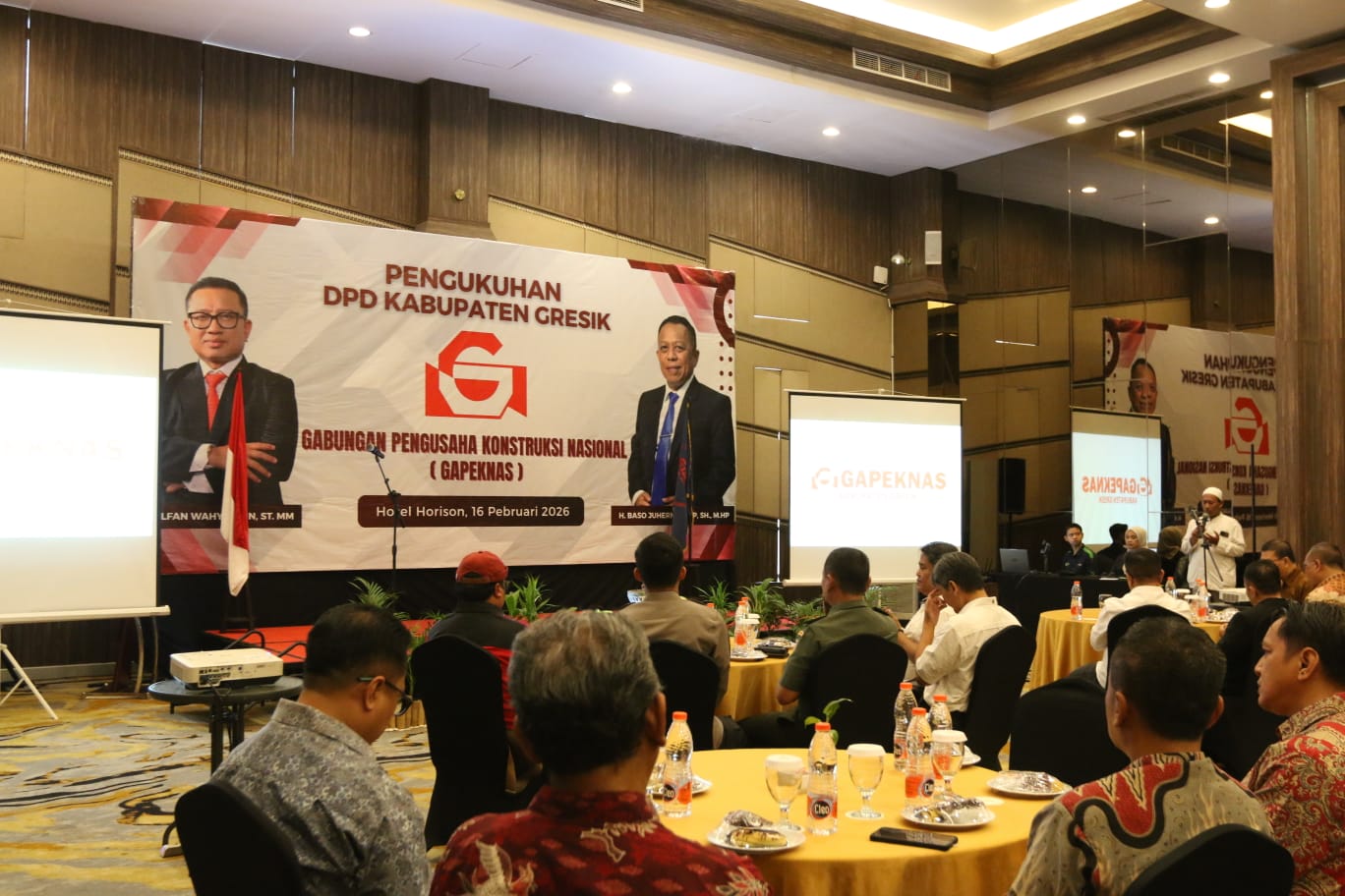 Khidmat : Dalam suasana Gabungan Pengusaha Kontraktor Nasional Indonesia (Gapeknas) Kabupaten Gresik