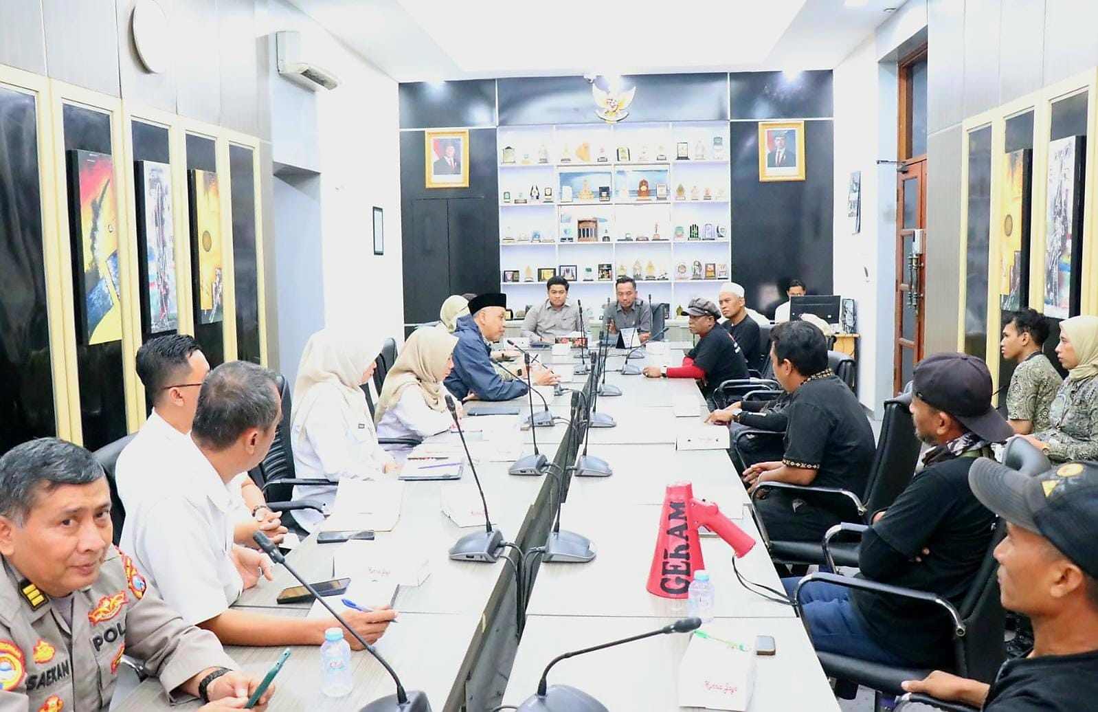 AUDIENSI : Ketua DPRD Kabupaten Gresik, Muhammad Syahrul Munir audiensi bersama warga Gresik. 