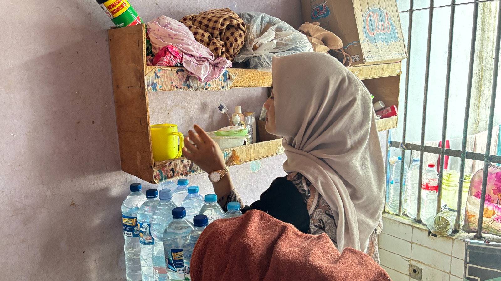 GRESIK &ndash; Guna menjaga stabilitas keamanan dan ketertiban (kamtib) di lingkungan pemasyarakatan, Rumah Tahanan Negara Kelas IIB Gresik menggelar razia mendadak di kamar hunian warga binaan pada Jumat, 