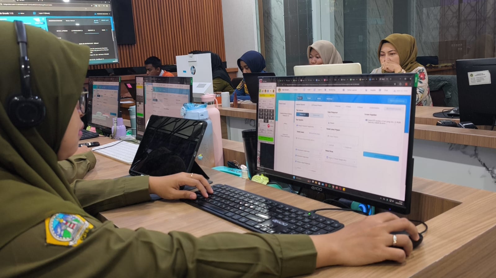 Petugas command center sigap merespons tiap laporan masuk