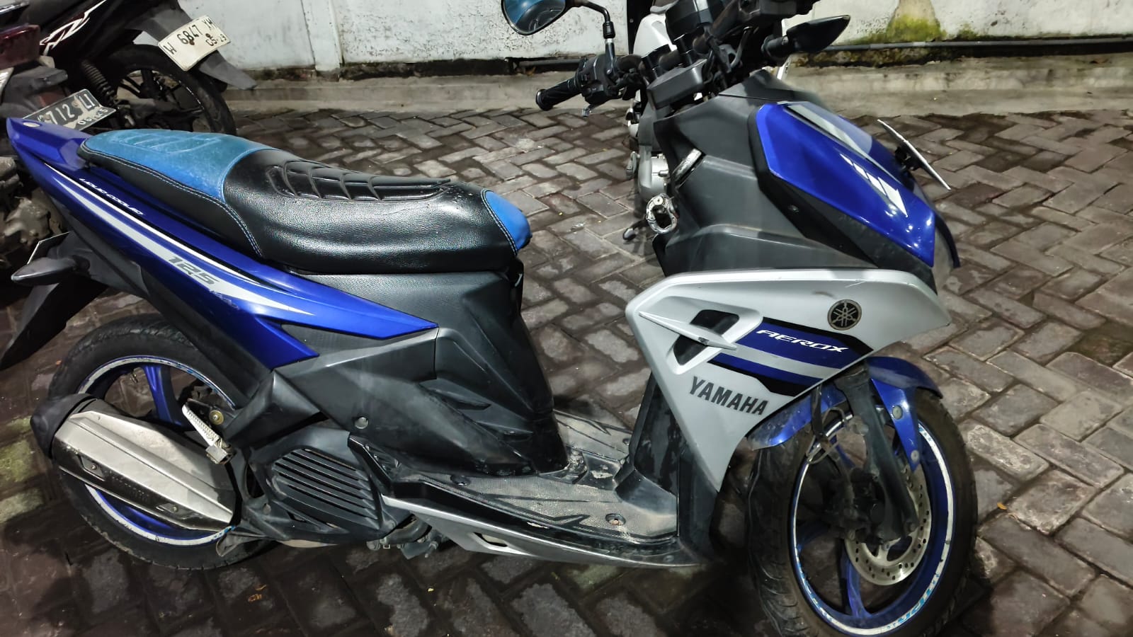 DIAMANKAN : Anggota Polsek Cerme saat mengamankan alat bukti sarung yang dibalut dengan benda tumpul, kayu balok dan motor para pelaku yang digunakan untuk perang sarung di wilayah, Kecamatan Cerme