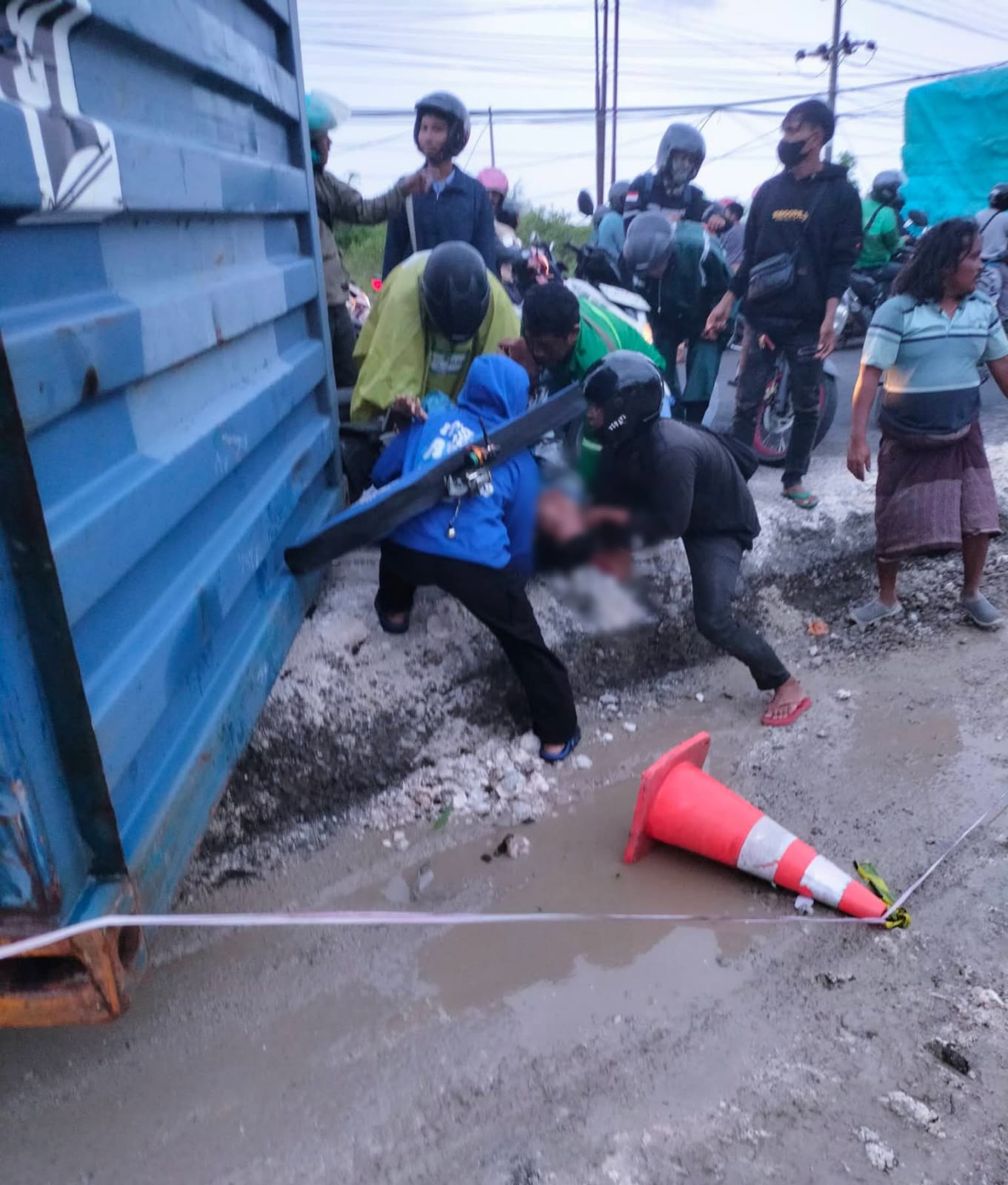 DIAMANKAN : Tersangka Ramadhoni saat diamankan di Mapolsek Driyorejo, Gresik.