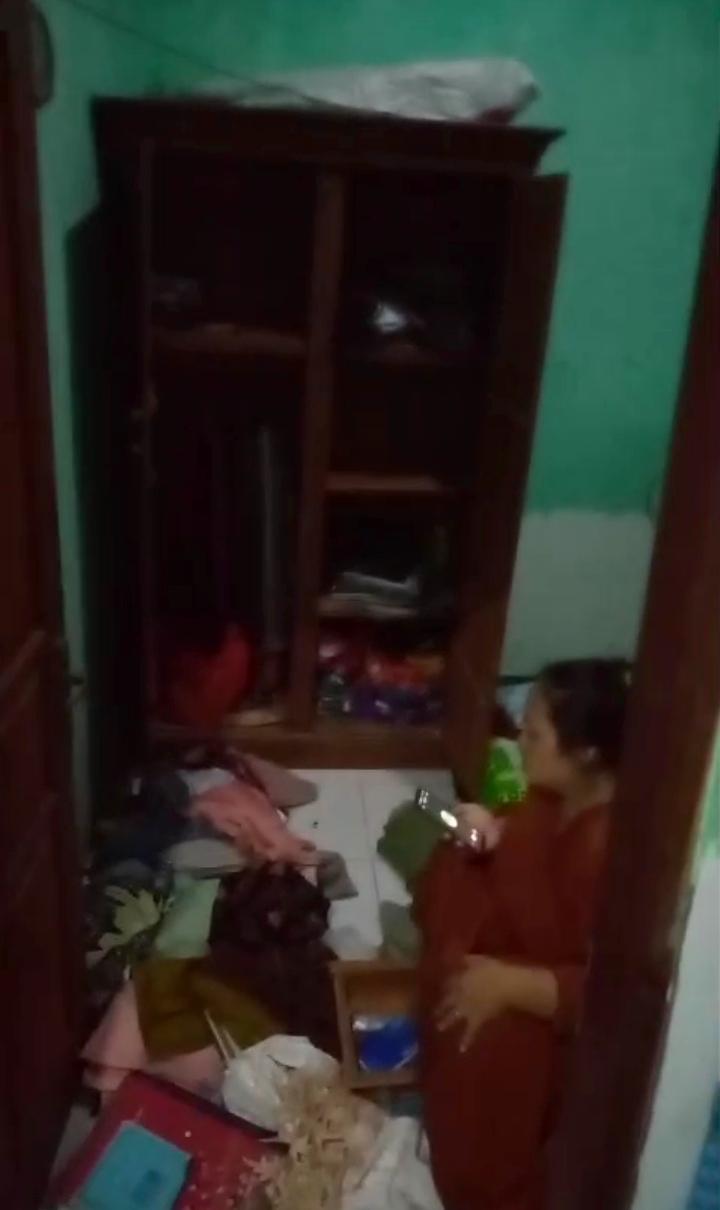 DIBOBOL MALING : Sebuah rumah di Desa Ngepung, Kecamatan Kedamean, Gresik dibobol maling saat ditinggal pemiliknya Sholat tarawih di Masjid 