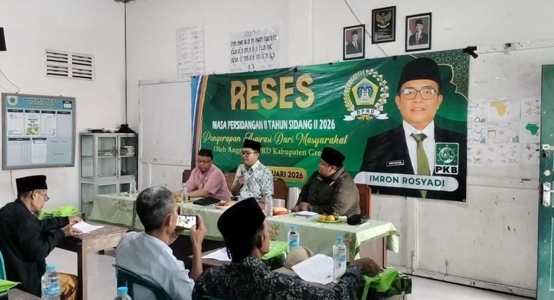 ASPIRASI : Anggota DPRD Gresik Imron Rosyadi saat reses di Desa Bolo, Kecamatan Ujungpangkah, Gresik. 