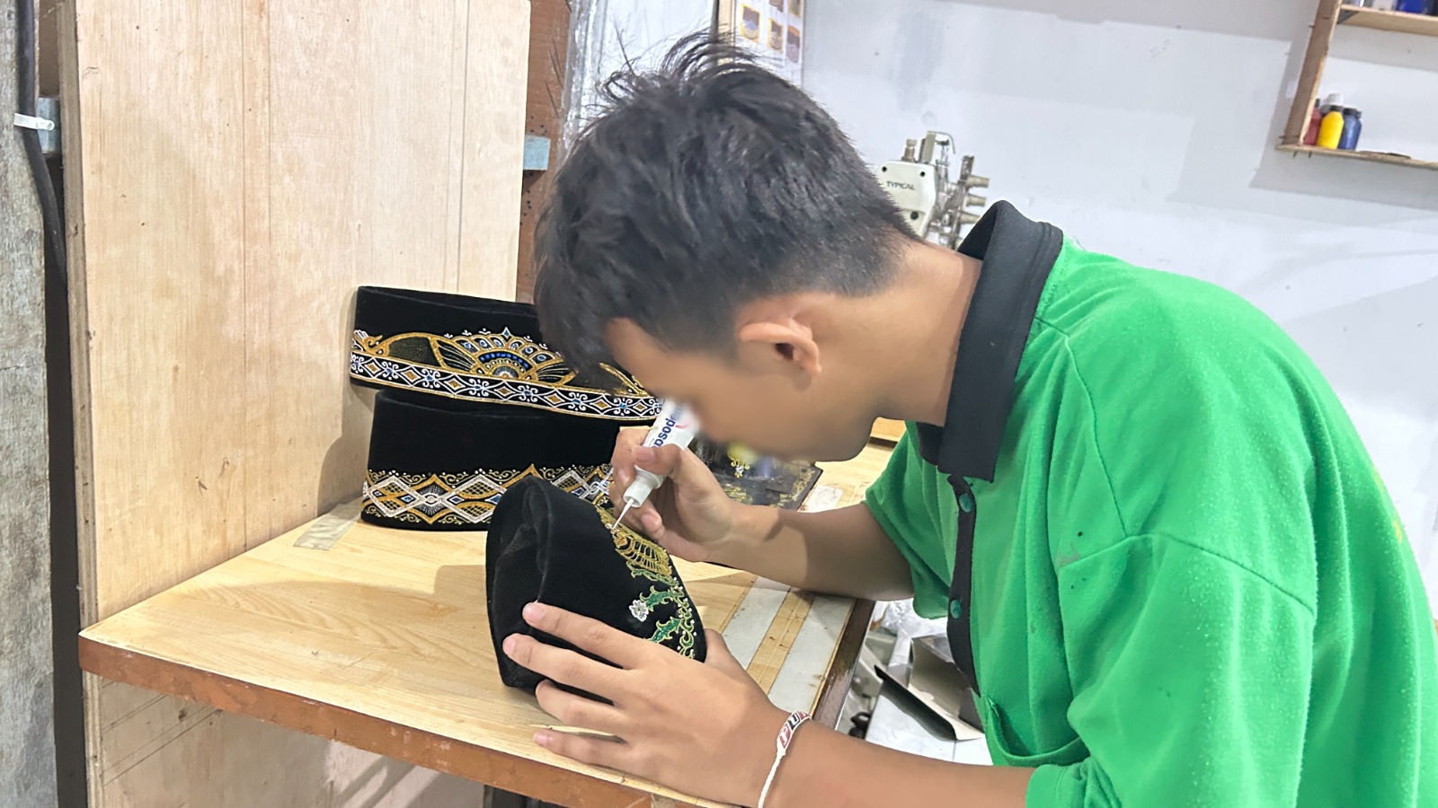 TERAMPIL : Warga Binaan Rutan kelas IIB Gresik terlihat terampil sat menyalurkan kreativitasnya melalui pembuatan Songkok Grissee.