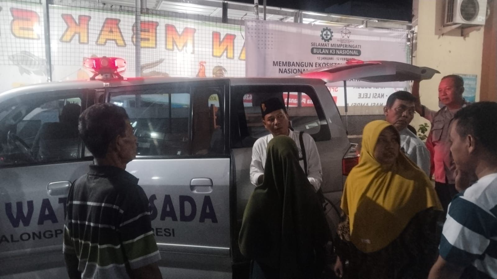 DIEVAKUASI: Anggota Polsek Balongpanggang dibantu tim medis saat mengevakuasi korban kecelakaan di Jalan Raya depan terminal umum Pasar Balongpanggang, Gresik.