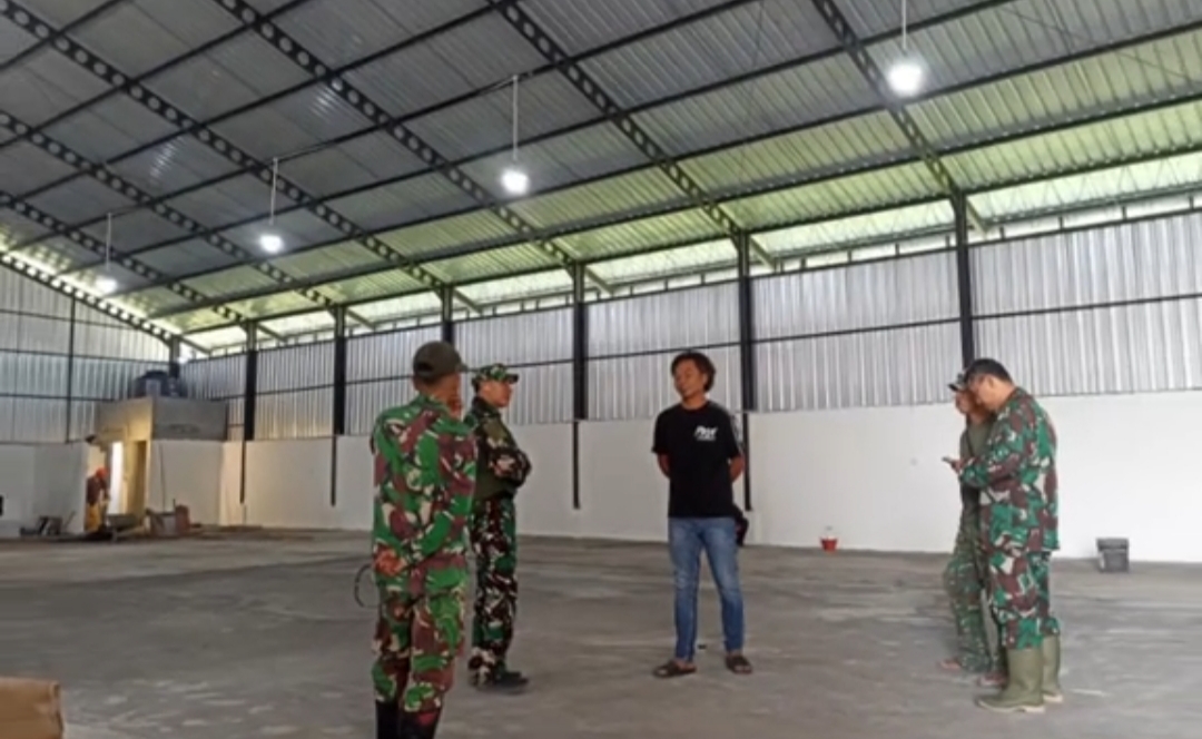 MONITORING : Dandim 0817/Gresik monitoring pembangunan gerai KDKMP, di wilayah Kecamatan Duduksampeyan, Kabupaten Gresik. 