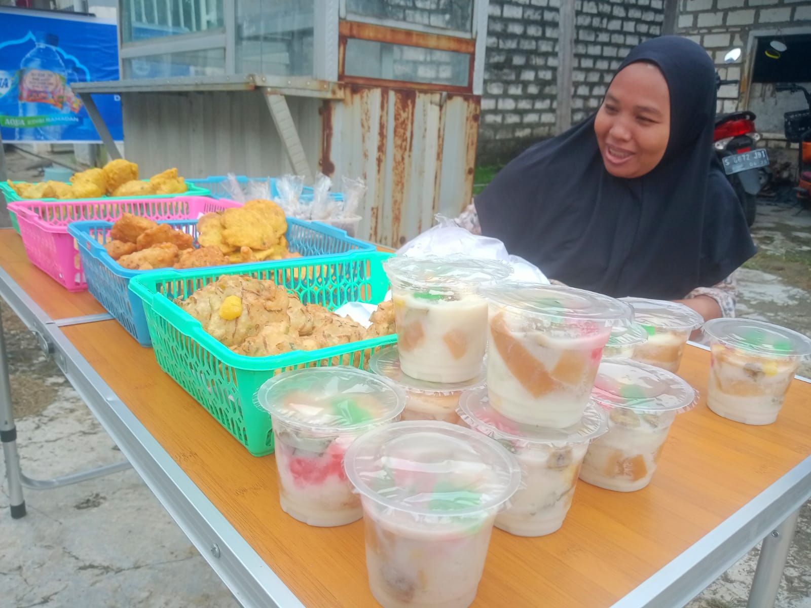KOLAK SRIKAYA : Warga di Dusun Pesucinan, Desa Leran saat berburu takjil Kolak Srikaya yang di jual Fatimah di depan Rumahnya menjelang buka Puasa.
