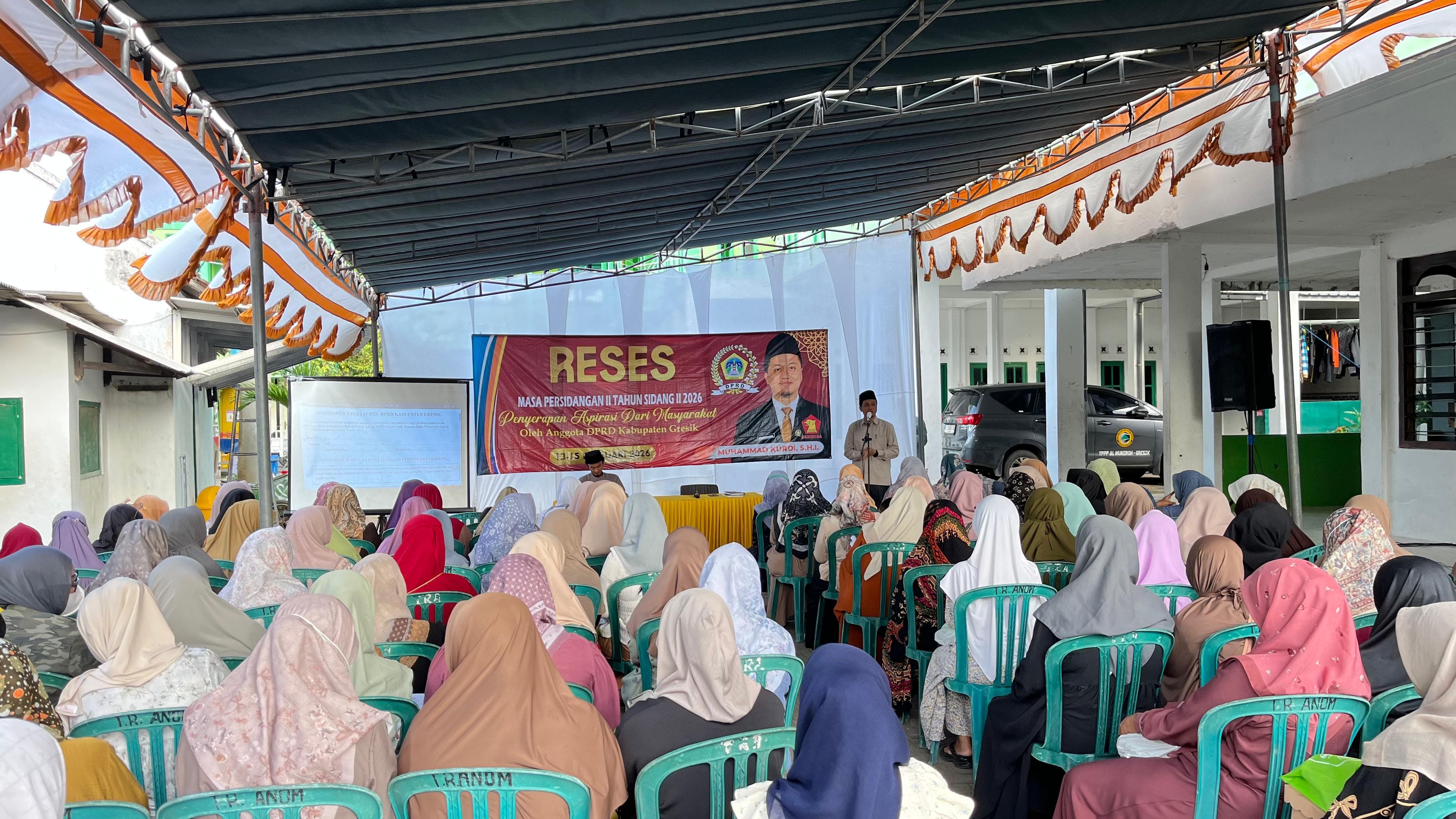 SERAP ASPIRASI: Anggota DPRD Gresik Muhammad Kurdi saat menggelar reses bersama warga Ujungpangkah Gresik