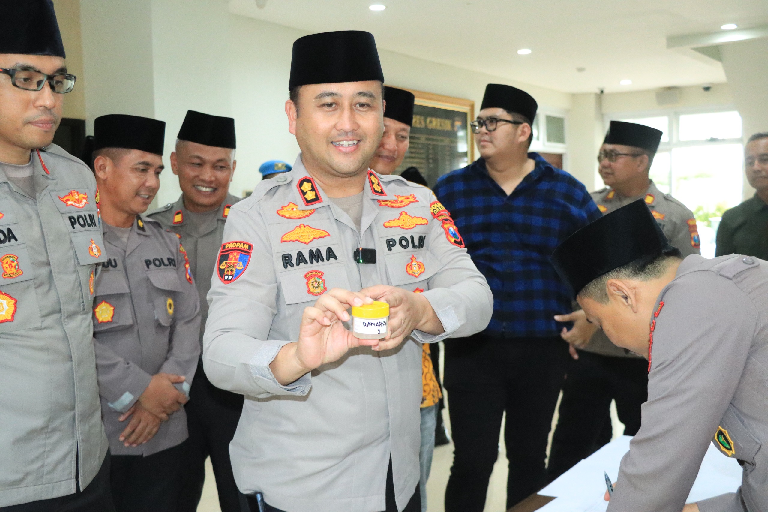 TES URINE : Kapolres Gresik AKBP Ramadhan Nasution bersama PJU Polres Gresik saat lakukan tes urine di bulan Ramadan di Mapolres Gresik.