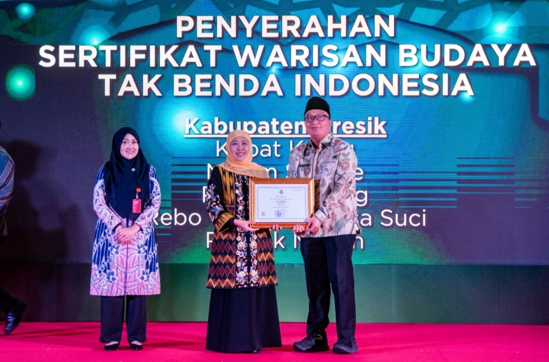 Sertifikat WBTBI diserahkan langsung oleh Khofifah Indar Parawansa kepada Wakil Bupati Gresik, Asluchul Alif. 