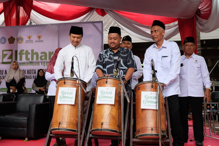 RAMADAN : Pemerintah Kabupaten Gresik bersama Baznas Gresik resmi meluncurkan program "Z-Iftar" di depan Pendopo Bupati Gresik (21/02).