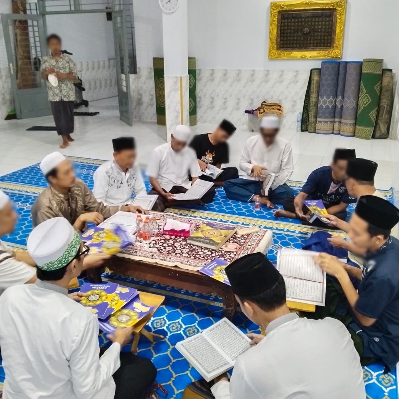 TADARUS : Warga binaan Rutan Kelas IIB Gresik saat tadarus mengaji Alquran selama bulan Ramadhan di masjid At - Taubah.