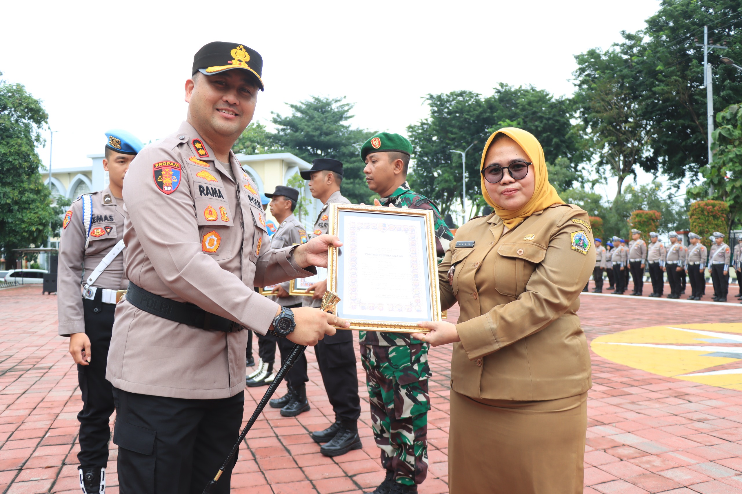 HEBAT : Ziadatul Akmal (30), Kepala Desa Tumapel, Kecamatan Duduksampeyan menerima penghargaan prestisius dari Kapolres Gresik.