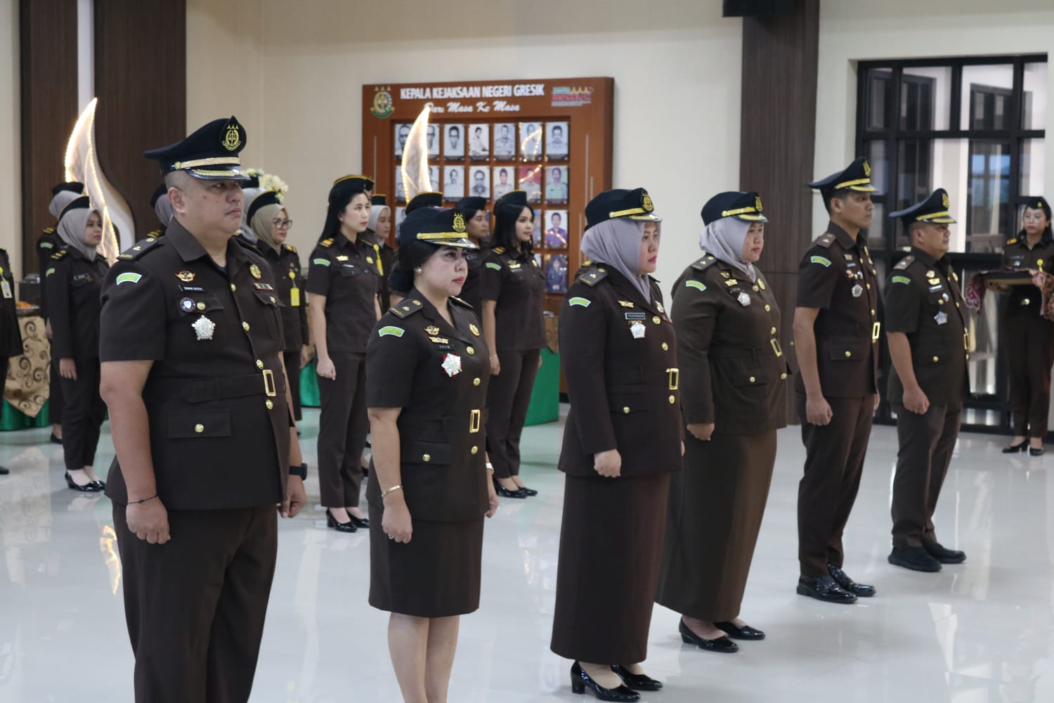 SERTIJAB : Kajari Gresik Zam zam Ikhwan saat memimpin sertijab sejumlah pejabat Kepala Seksi di Kantor Kejaksaan Negri (Kejari) Gresik. 