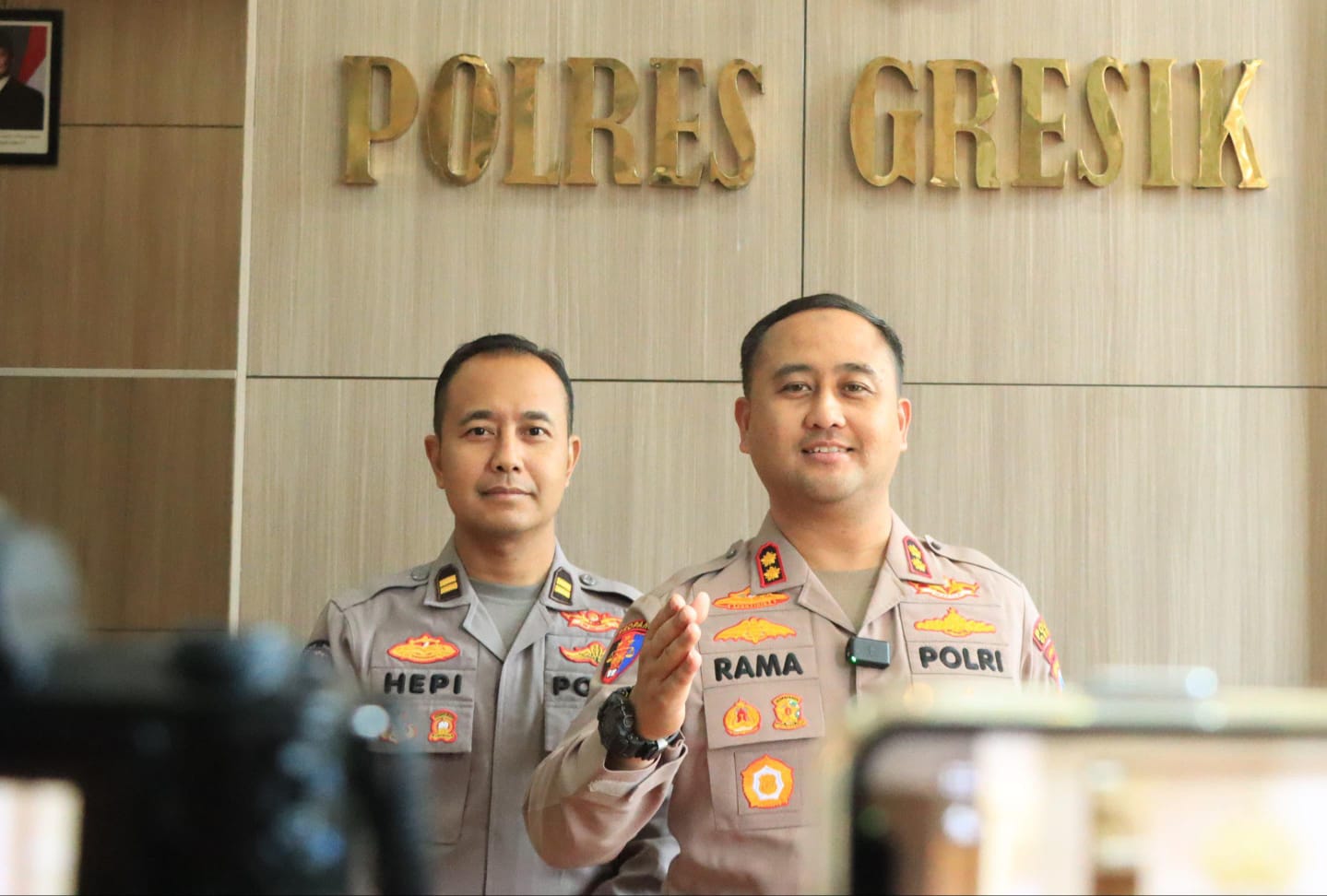 Kapolres Gresik AKBP Ramadhan didampingi Kasi Humas Polres Gresik Iptu Hepi Muslih Riza saat memberikan keterangan kepada awak media di Mapolres Gresik.