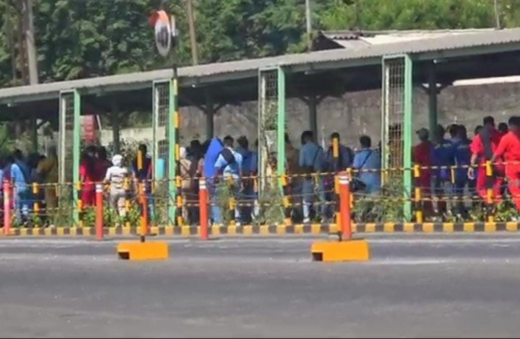 SUASANA: Aktivitas para pekerja di kawasan industri PT Karunia Alam Segar (KAS) di Gresik yang kini tengah dalam pantauan ketat otoritas terkait soal kepastian kontrak kerja. 