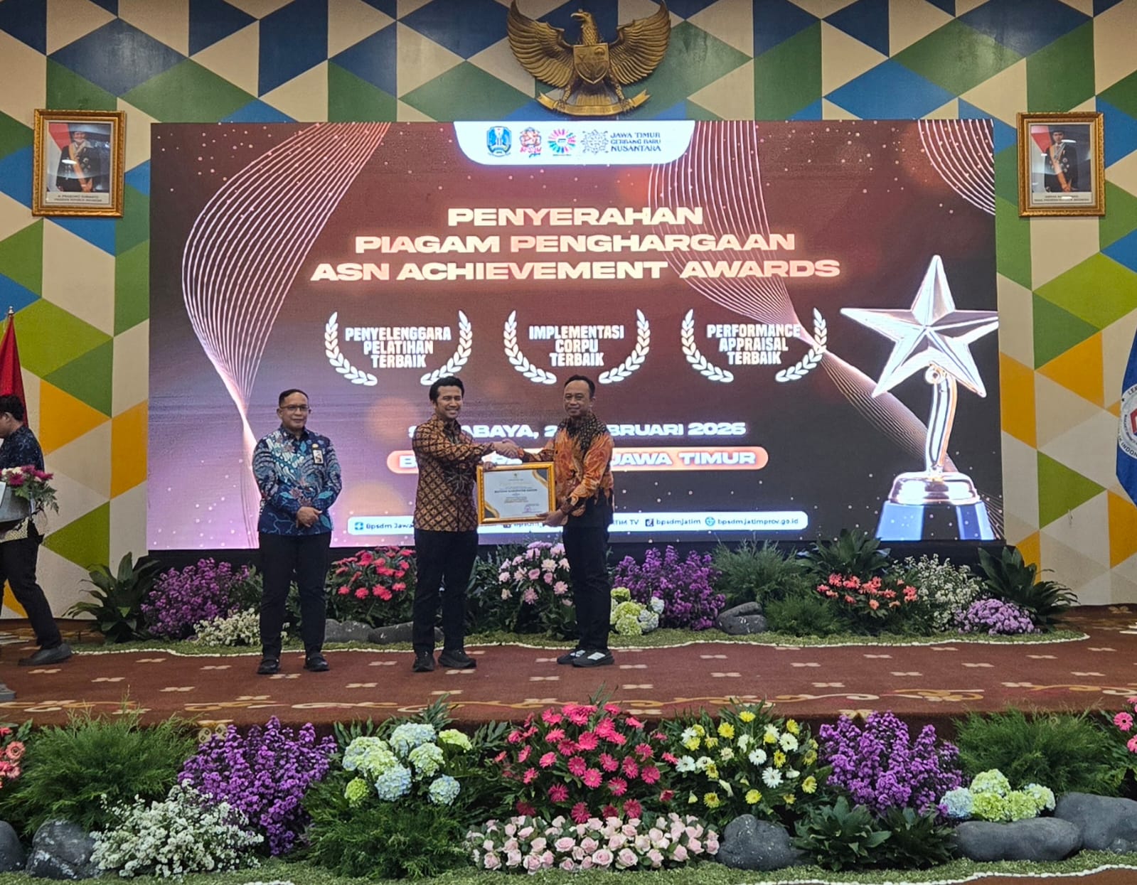 Prestasi : Wakil Gubernur Jatim, Emil Elistianto Dardak menyerahkan penghargaan kepada Kepala BKPSDM Pemkab Gresik, Agung Endro Dwi Setyo Utomo di Surabaya.