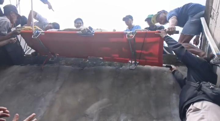 DIEVAKUASI : Petugas Damkarla, tim medis saat melakukan evakuasi warga Dusun Watuapasang, Desa Kedamean, Gresik yang terpleset di lantai dua rumahnya.