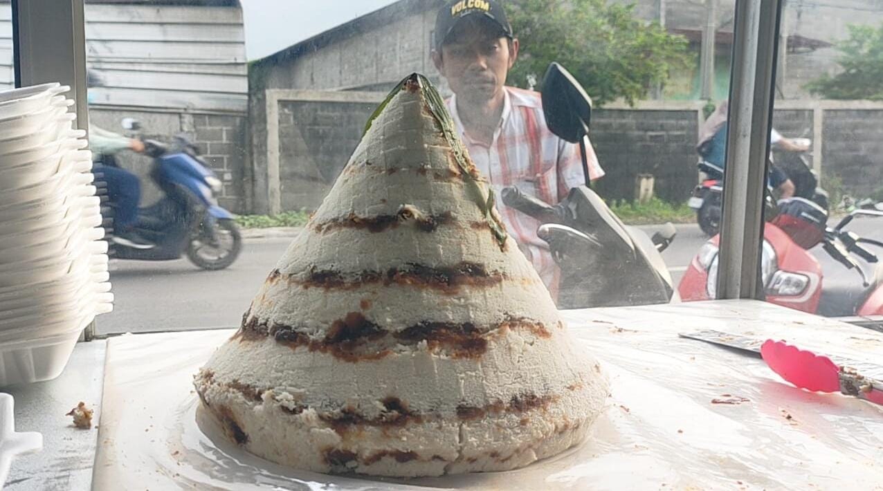 TAKJIL : Kue dongkal sebagai menu takjil berbuka puasa. 