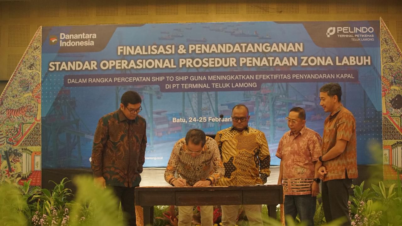 PT Terminal Teluk Lamong resmi menjalin kolaborasi strategis dengan KSOP Utama Tanjung Perak melalui penandatanganan SOP Penataan Zona Labuh 2.
