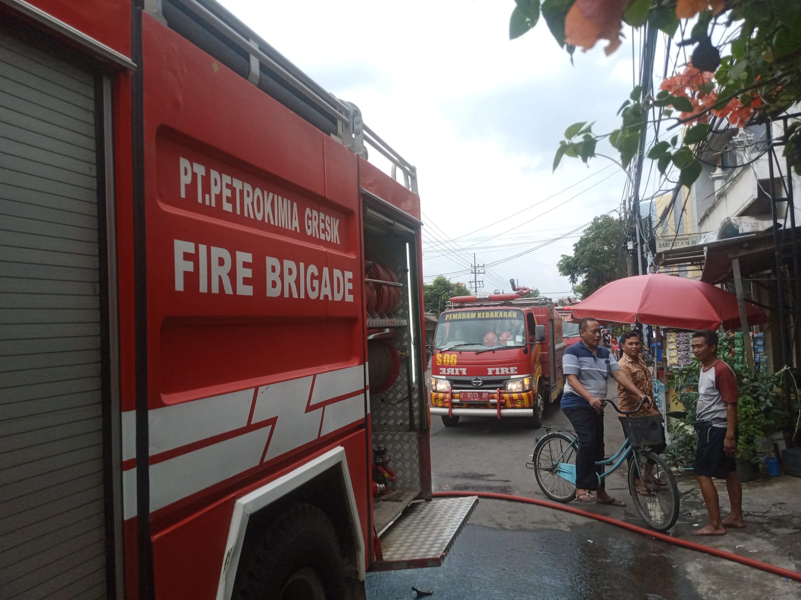 PEMADAMAN : Petugas Damkar Gresik saat melakukan pemadaman kebakaran bngunan di wilayah Gresik.